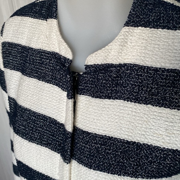 Splendid navy/cream wide strip, textured short blazer! Zip closure Size Medium - Picture 5 of 17